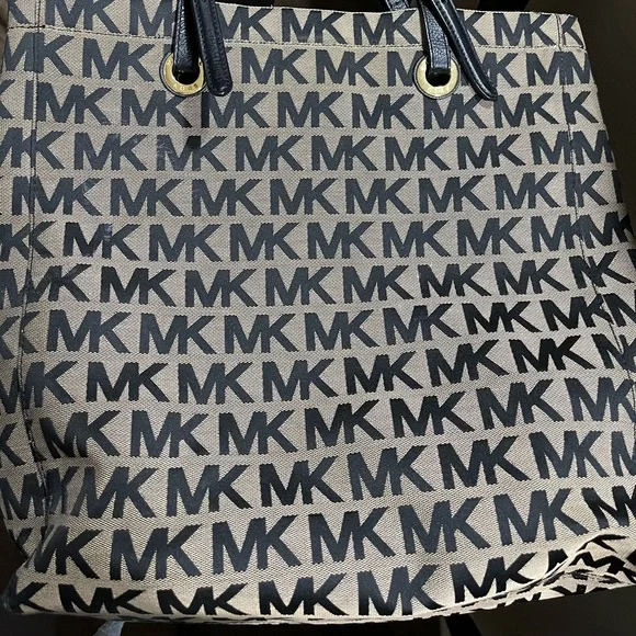 Michael Kors MK Tote - Picture 5 of 6